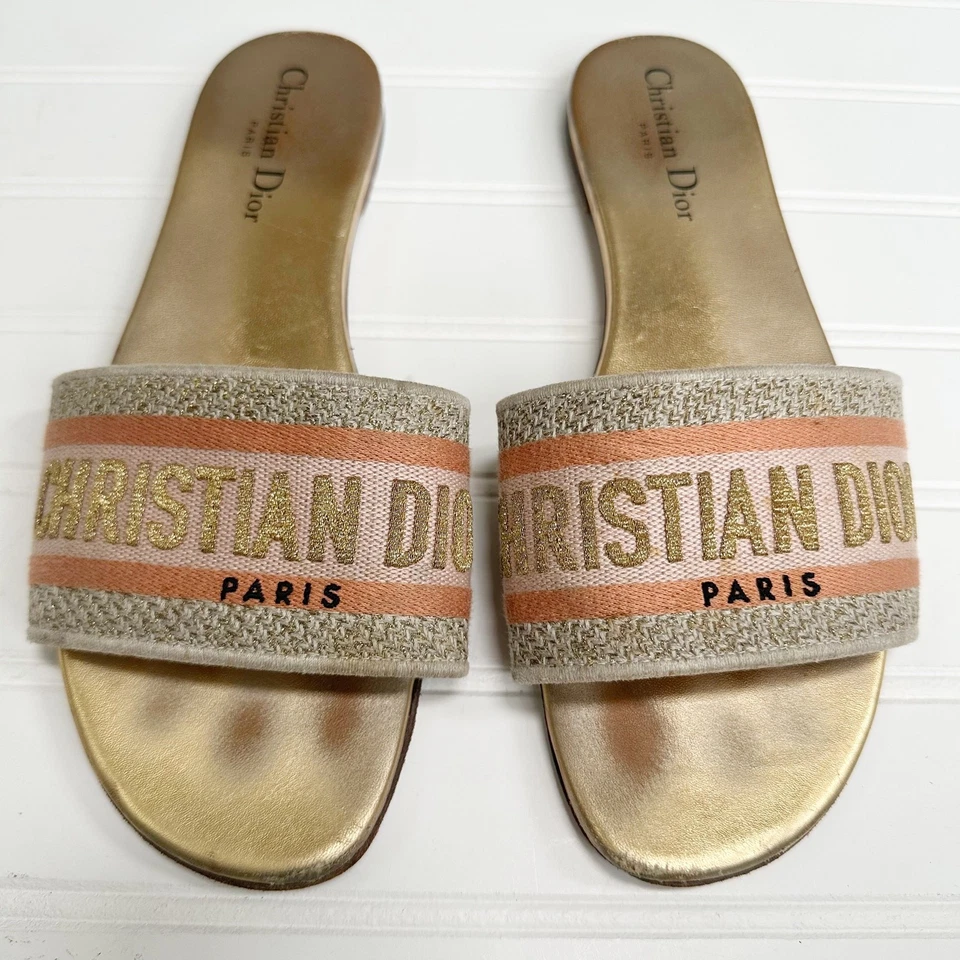 Sandalias Christian Dior Dway Slide Doradas Metálicas Bordadas Logo Planas 38.5 Foto 4 de 4