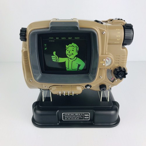 Fallout 4 Pip-Boy Model 3000 Mk IV Edizione da Collezione con Manuale/Poster e Supporto - Foto 13 di 24