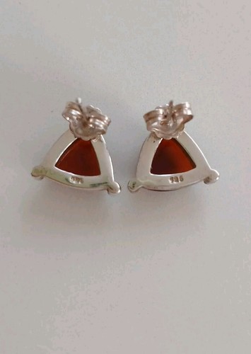 STERLING SILVER & AMBER PAIR OF TRIANGLE FORM STUD EARRINGS - 925 MARKED - 1 CM - Picture 7 of 16