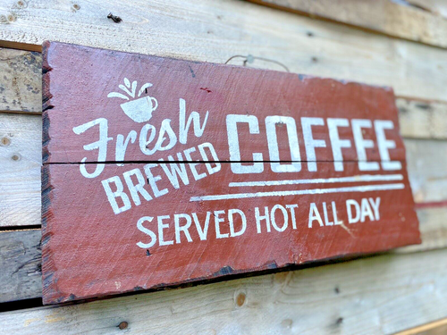Hängendes Bauernhaus handbemalte Wohndeko Plaketten & Schilder "Frisch gebrühter Kaffee" - Bild 3 von 4
