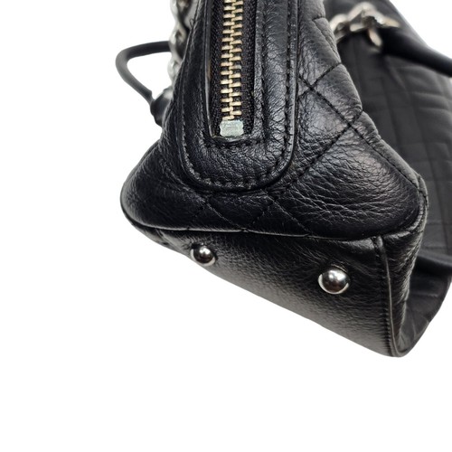 Bolso de hombro acolchado de cuero negro con correas de cadena y borla - Imagen 13 de 13