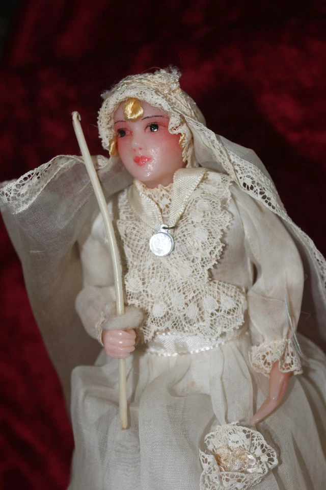 Très belle poupée de cire ancienne habillée en communiante sur boite de dragéees - Photo 3/4