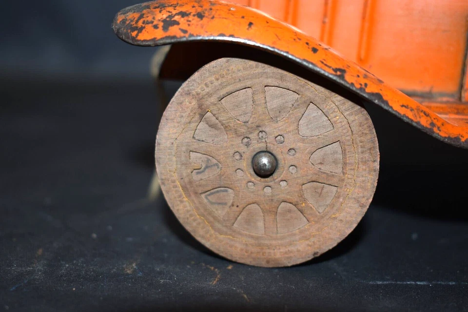 Caminhão basculante Wyandotte dos anos 1930, brinquedos Marx, laranja, rodas/pneus de madeira, aço prensado - Imagem 3 de 4