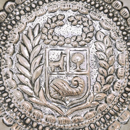 Peruvian Silver Tray Hammered Finish with Armorial Crest - Picture 4 of 6