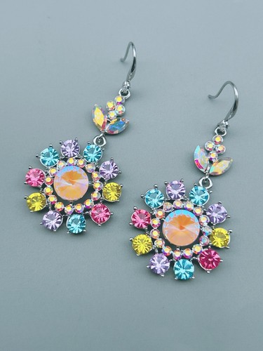 Ohrringe mit Blätter und Blütenkugel zartes Farbespiel mit Swarovski® Kristall