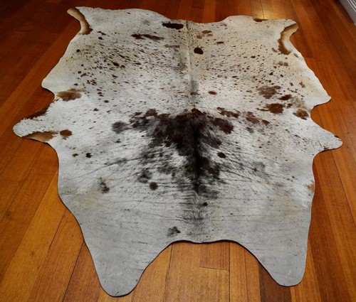A Big & Beautiful Branded Tri Coloured Cowhide Rug - Bild 5 von 9