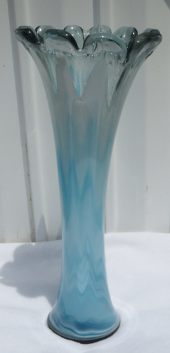 Vintage mundgeblasenes Kunstglas blau & weiß Stretch geschwungen schwer überbacken 17" hoch - Bild 1 von 13