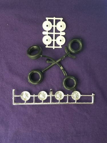 STOCK MAGNUM 500 WHEELS & TIRES from Revell 1:24 Model Kit 70 Mustang Boss429 - Picture 1 of 15