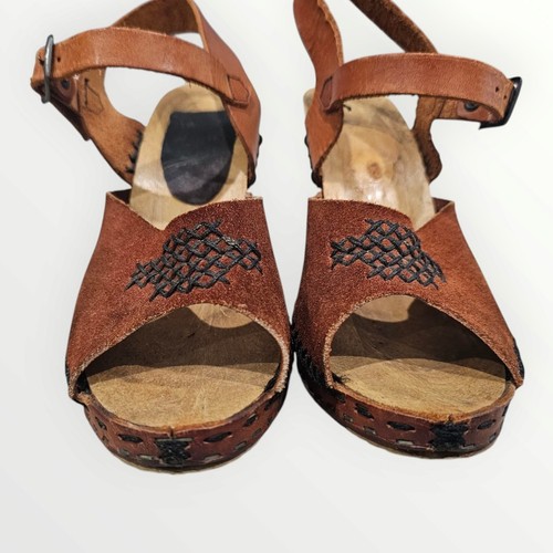 Vintage 70s Women Brown Suede Embroidered Wooden Boho Hippie Sandals Heels 38/7 - Picture 4 of 8