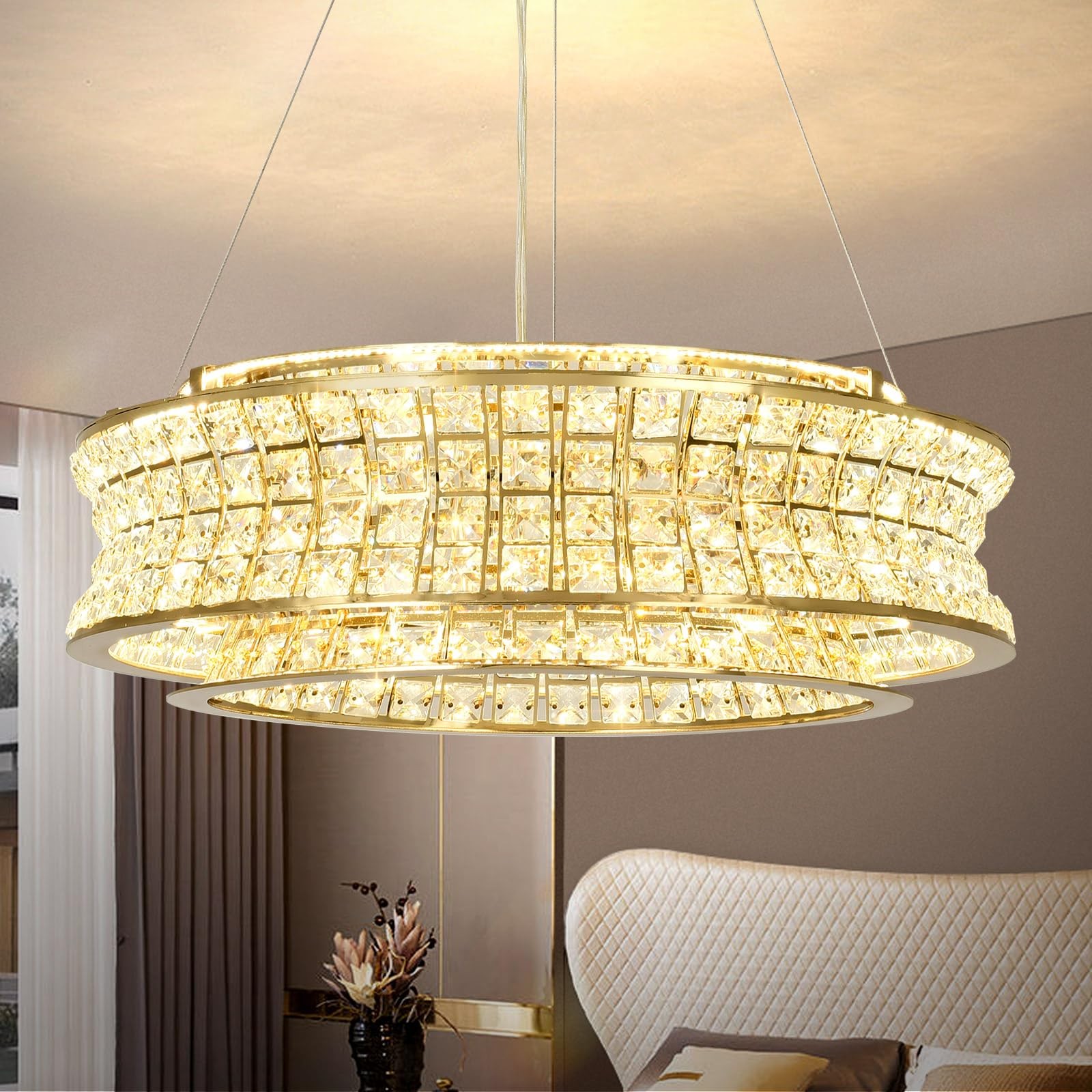 Lustre moderne en cristal doré pour corriger un manque de luminosité dans un grand salon