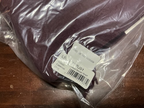 SCIARPA BARBOUR NUOVA SIGILLATA AUTENTICA 100% MORBIDA LANA DI AGNELLO CABERNET ROSSO INTENSO NUOVA CON ETICHETTE - Foto 8 di 13