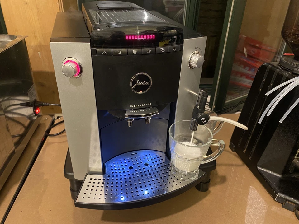 Jura Impressa F50 gen2 Kaffeevollautomat + 12 Monate volle Gewährleistung