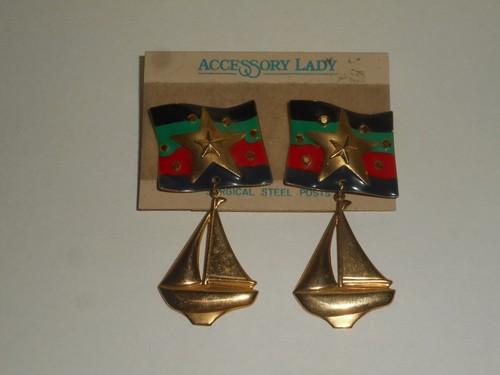 Orecchini vintage BARCA A VELA ottone smalto nautica BANDIERA STELLA pendenti traforati NUOVI - Foto 8 di 8