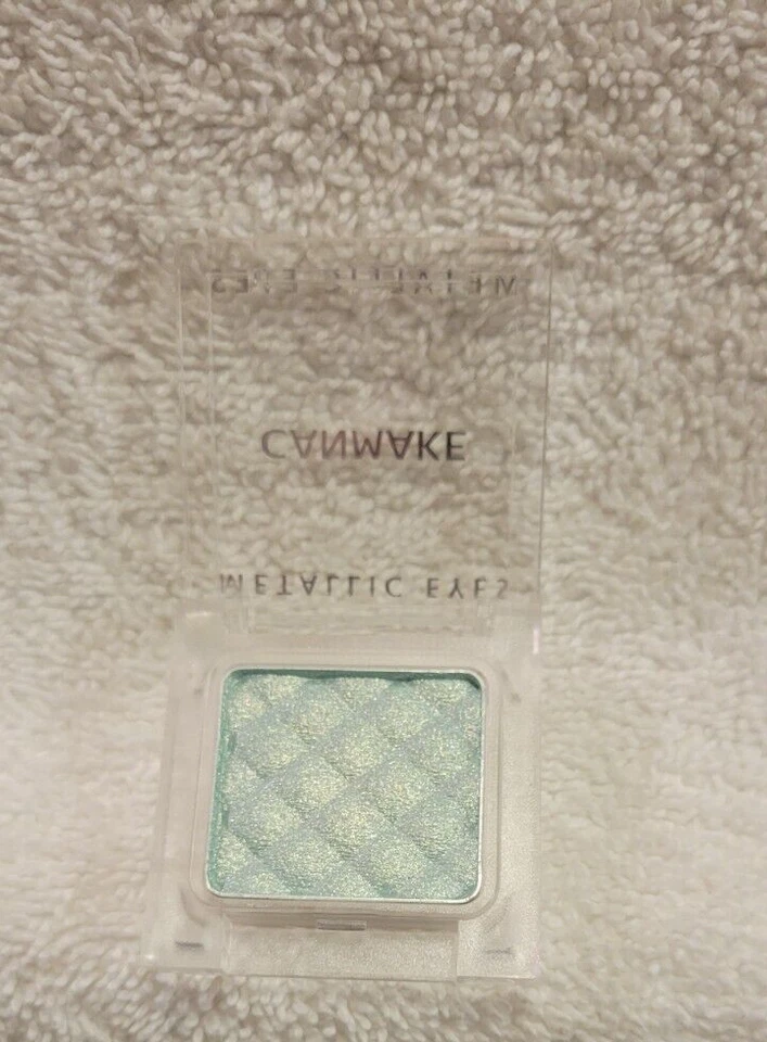 Sombra de ojos azul Canmake Metallic Eyes Foto 2 de 3