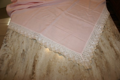 VTG Pink Linen Tablecloth with Crotched Eggshell & Gold Edging 94 x 94 - Picture 7 of 12