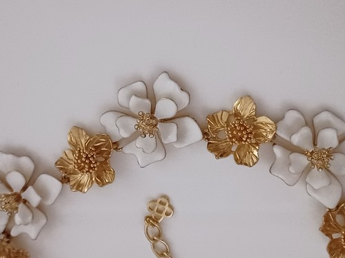Oscar de la Renta - Halskette goldene Blumen weiß emailliert - Bild 5 von 10