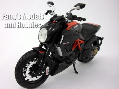 2011 Ducati Diavel Carbon 1/12 Scale Diecast Model Motorcycle by Maisto - Picture 9 of 12