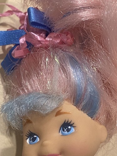 MATTEL LIL SECRETS 1993 MUÑECA 4" PELO ROSA AZUL Y ROSA VESTIDO VINTAGE Hermoso - Imagen 3 de 6