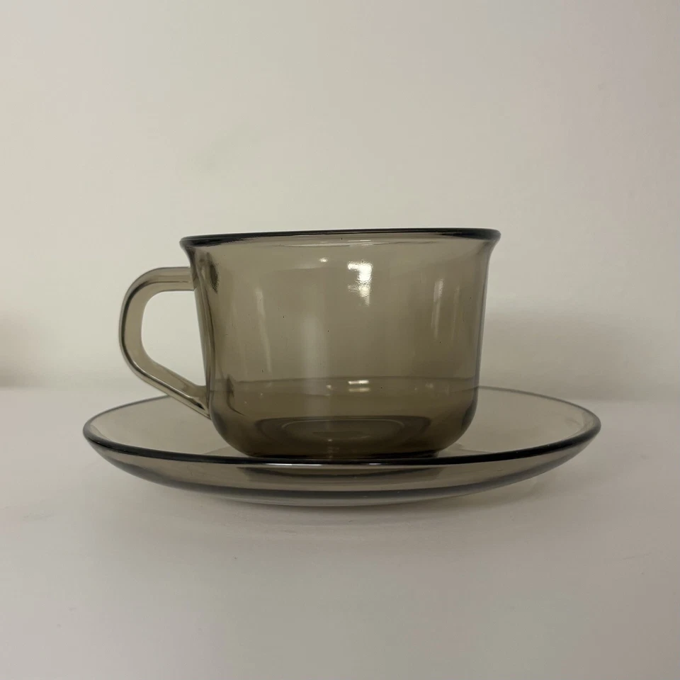 Tazas de café/tazas de té de vidrio ámbar ahumado Arcoroc France MCM con platillos - Juego de 4 Foto 3 de 4