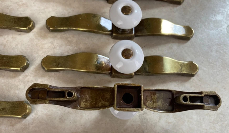 Antiguo Tiradores de Cajón/Gabinete Bronce 5" con Perillas de Cerámica Blanca Lote de 12 NOS Foto 4 de 4