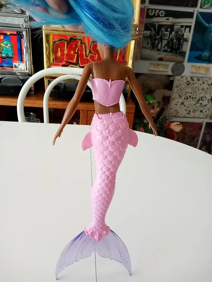 Mattel Barbie Dreamtopia Muñeca Sirena Afroamericana Pelo Azul Cola Rosa 2021 Foto 4 de 4