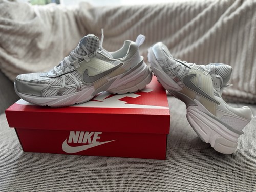 Nike V2K 44,5 white/metallic silver/platinum tint/pure platinum/summit white NEU - Bild 2 von 5