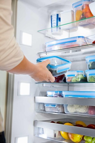 Emsa 508544 Clip & Close rectangular food storage container 2.2 litres, transpar - Picture 3 of 9