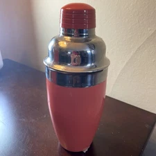 Vintage Art Deco Cocktail Shaker.Typically of the 1920/30's. Built in Strainer 