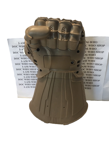 MARVEL 2017 ORO THANOS PUÑO INFINITO GUERRA GUANTE HASBRO LUZ SFX - Imagen 3 de 5