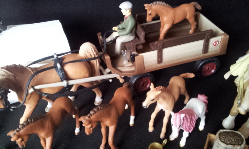 Schleich kommt alles für die kinder es sind auch noch 2 Pferde mit Fee da bei Schleich kommt alles für die kinder es sind auch noch 2 Pferde mit Fee da bei