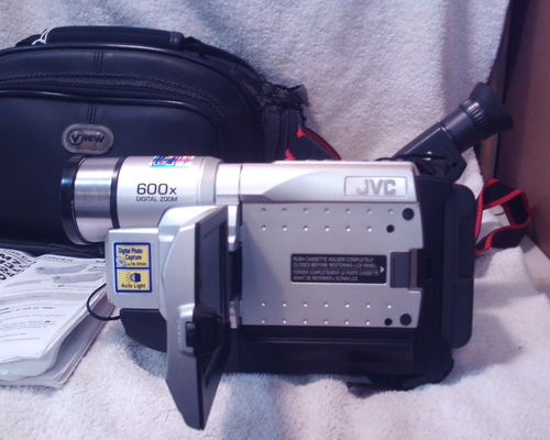 JVC COMPACT VHS CAMCORDER GR-740 WITH CASE AND ACCESSORIES - Picture 3 of 8