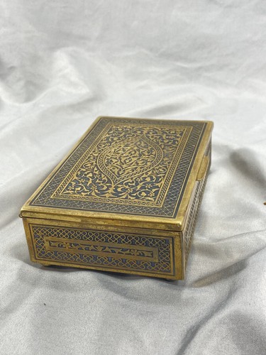 Antico sigaro portasigari in ottone 1905 inciso foderato in legno vintage - Foto 1 di 24