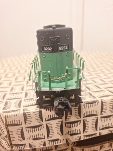 Walthers 910-9714 HO EMD SD60M Diesel Locomotive #9292 - Picture 6 of 24