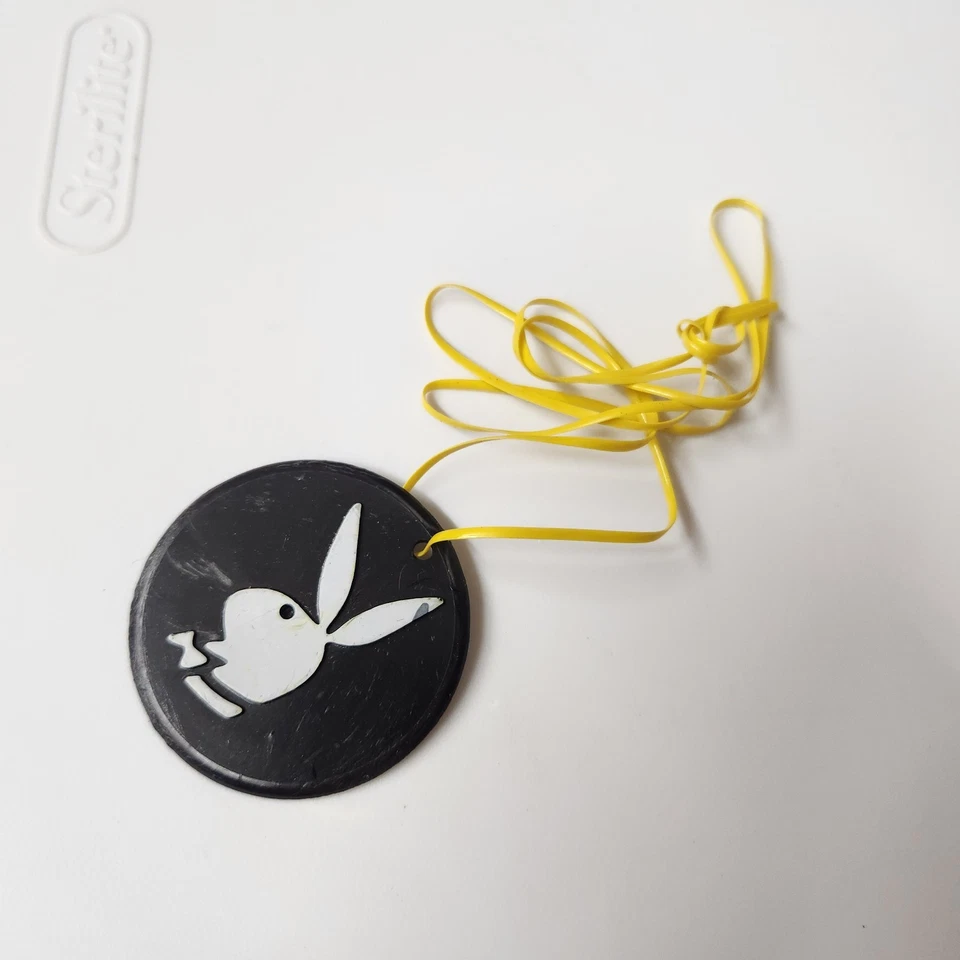 Collar Playboy Bunny Negro Amarillo Hong Kong Plástico Coleccionable Retro Foto 2 de 4