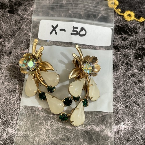 Vintage Gold Tone AB Rhinestone Flower Clip On Earrings X-50 - Picture 6 of 6