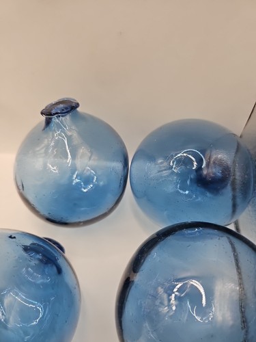 Mundgeblasene Gitterglas Murano Stil Schale/Vase mit (5) blauen mundgeblasenen Glaskugeln - Bild 13 von 14