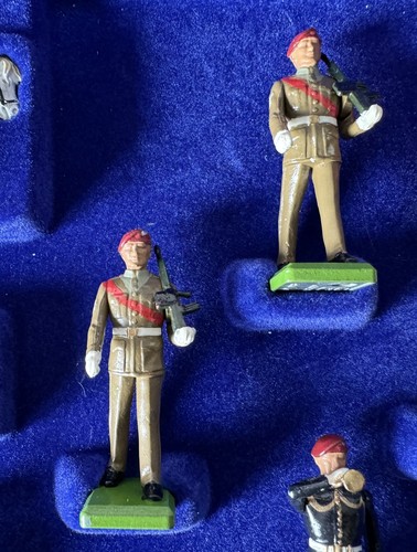 RARE Vintage 10 Piece Britains Limited Edition Set 5190 THE PARACHUTE REGIMENT - Picture 7 of 24