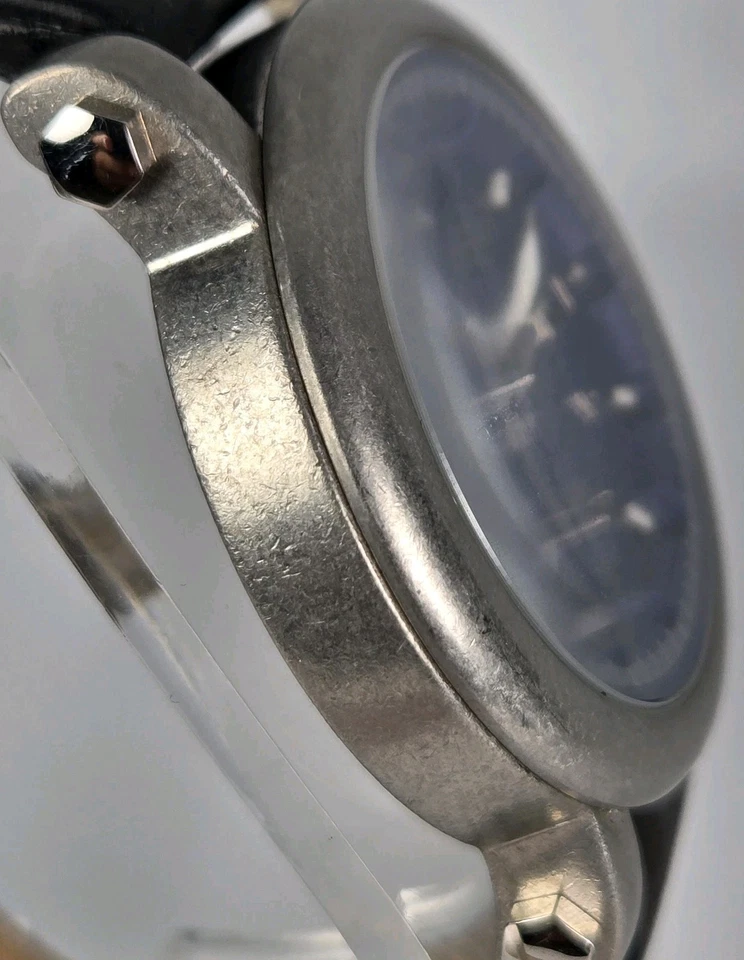 REACTION by KENNET COLE CORREA DE CUERO PARA HOMBRE ACERO INOXIDABLE RESISTENTE AL AGUA 50M  Foto 3 de 4