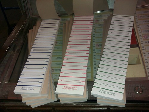 A BOOK OF 600 PERFORATED JUKE BOX TITLE STRIPS RECORD LABELS SELECTION CARDS  - Photo 1/1