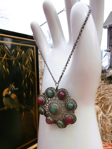 Collar cabujón medallón de filigrana vintage hecho a mano, colores rubí plateado jade - Imagen 9 de 11
