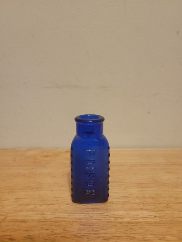 Botella de veneno triangular azul cobalto temprano triloides en relieve 3 3/8" de alto - Imagen 4 de 14