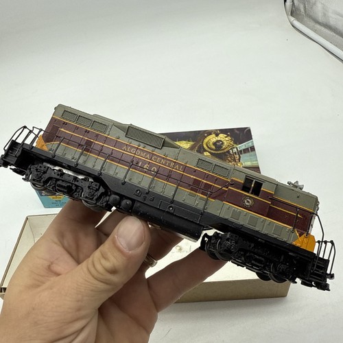 Athearn HO Scale Algoma Central Diesel Locomotive #160 GP9 Powered Works - Picture 5 of 11