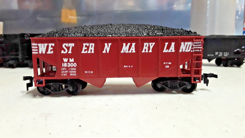 HO Scale Life-Like Western Maryland 2 Bay Hoppers w/Load 21041 & 18300 (HH-187 - Picture 9 of 12