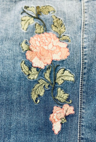 Vintage America Blues Women’s Embroidered Roses Classic Denim Jacket Size Small - Picture 11 of 11
