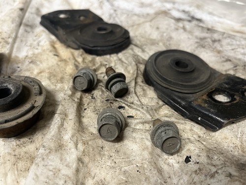2000-2005Mitsubishi Eclipse Radiador Montaje Set Soportes Goma Inferior 3.0L V6 D32 - Imagen 4 de 10