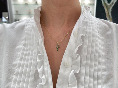 Colgante Cruz Diamante Baguette Esmeralda Verde Vivo 0.32tcw Oro 14K - Imagen 10 de 10