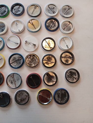 Lote de 35 insignias de pasador vintage coleccionables de 11/2 pulgadas 39 mm - Imagen 10 de 11