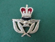RAF WARRANT OFFICERS METAL CAP BADGE 1952 -