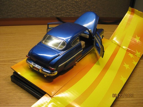 1/18 1949 MERCURY CUSTOM, IN BLU DI ERTL/AMERICAN MUSCLE #32312 - Foto 17 di 23
