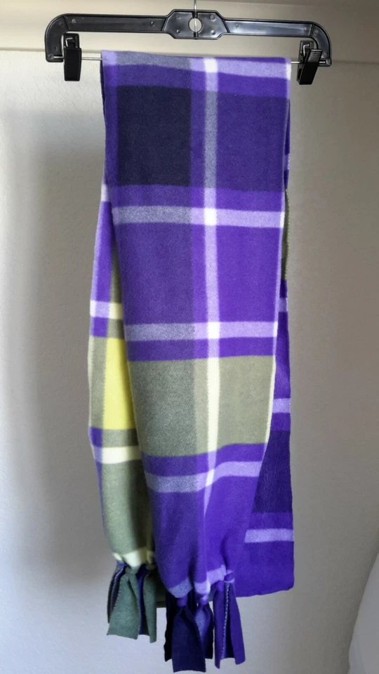 女士女孩抓绒冬季围巾格子紫色绿色 56 英寸长条纹二手状况完好 — 第 2/4 张图片